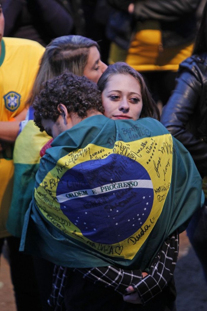 Torcedores na Pedreira Paulo Leminski sofrem com a goleada sofrida pelo Brasil para a Alemanha | 