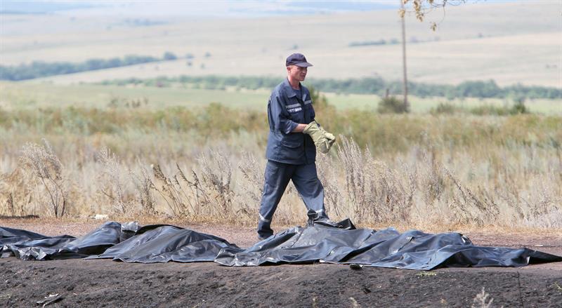 Muitos corpos já foram resgatados, mas as equipes de investigação ainda não chegaram ao local | EFE/EPA/IGOR KOVALENKO