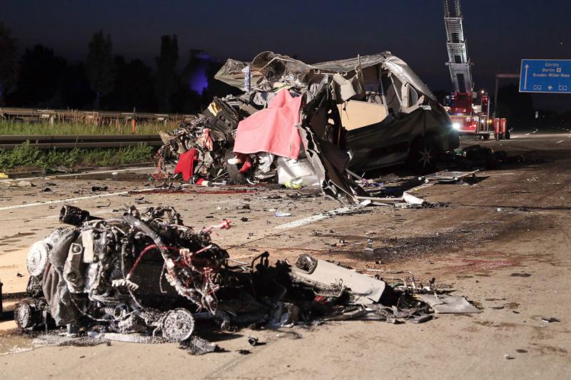 O acidente envolveu dois ônibus e um microônibus e deixou nove mortos na Alemanha | EFE/EPA/ROLAND HALKASCH
