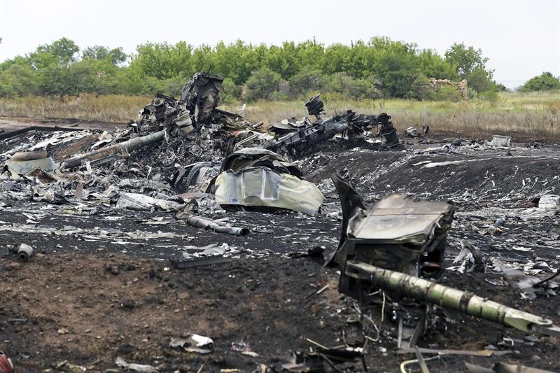 Destroços do avião estão espalhados pelo local do acidente, que, por conta dos conflitos, é de difícil acesso | EFE/EPA/ANASTASIA VLASOVA