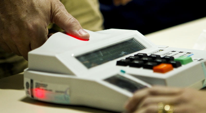 Justiça Eleitoral diz que até oito tentativas de reconhecimento biométrico devem ser feitas pelos mesários | Antônio Costa/Arquivo/ Gazeta do Povo