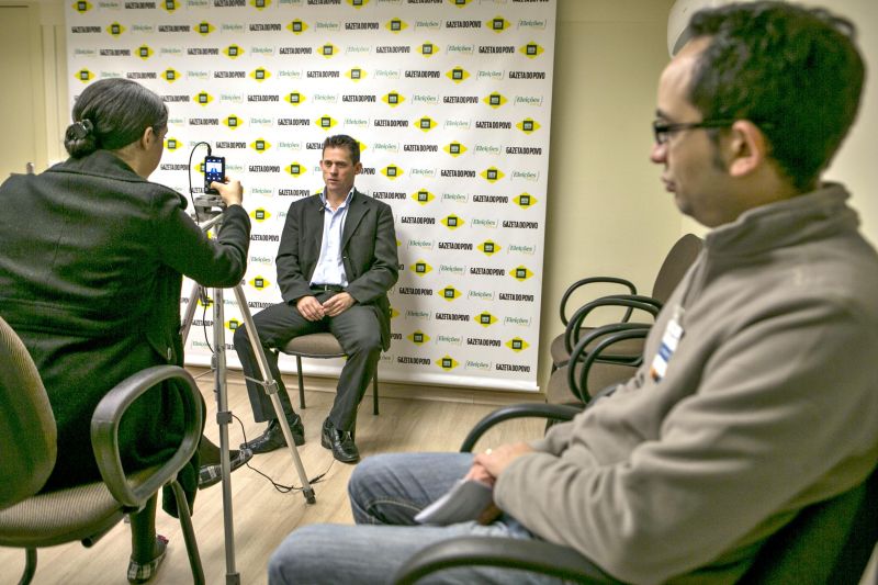 Candidato com a equipe do Candibook da Gazeta do Povo: espaço para todos os concorrentes exporem suas ideais | Marcelo Andrade/ Gazeta do Povo
