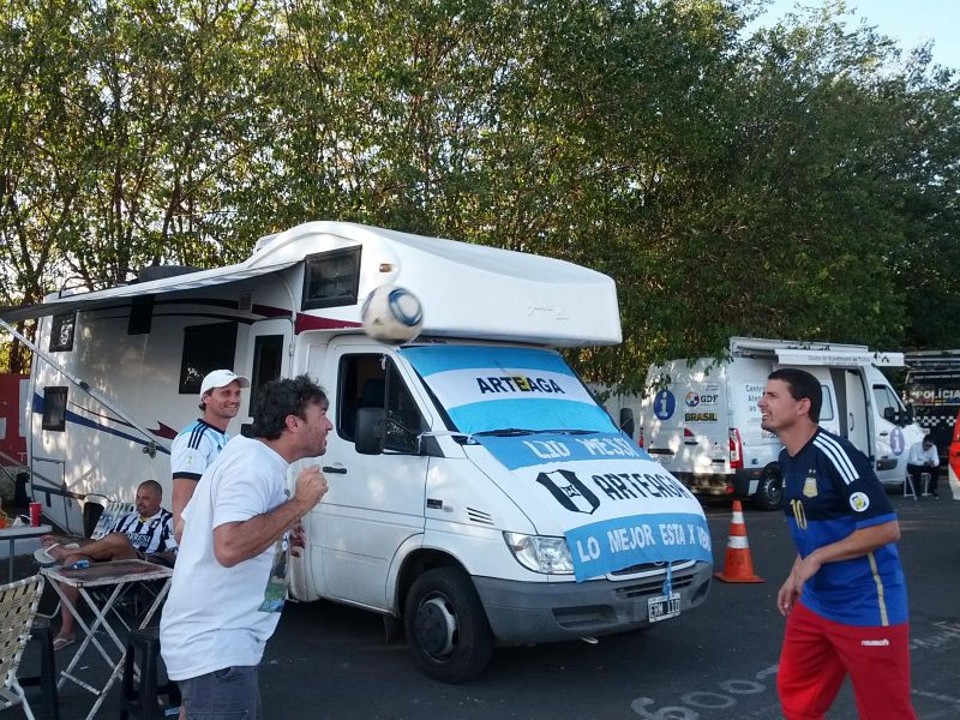 Brasília vira capital provisória de argentinos Grupo de argentinos que viajou 9 mil km para acompanhar a Copa no Brasil bate bola no DF | André Gonçalves/ Gazeta do Povo
