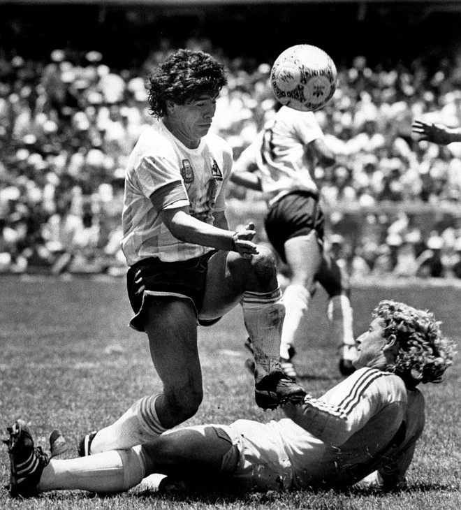1986 Argentina 3 x 2 Alemanha:A primeira vez que as duas seleções decidiram uma Copa foi no México. Brown, Valdano e Burruchaga marcaram para a Argentina de Maradona, enquanto que Rummenigge e Völler fizeram os gols alemães. Foi o segundo título mundial da Argentina. |