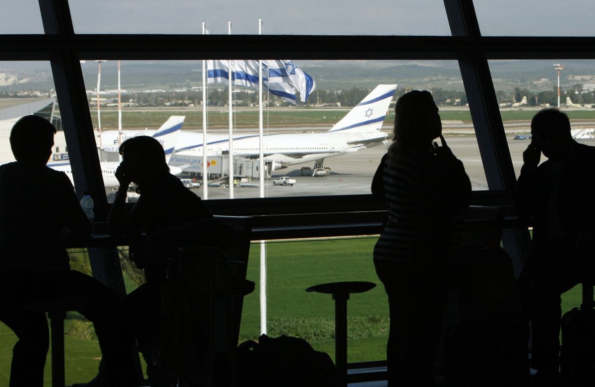 Passageiros esperam no aeroporto de Ben-Gurion, en Israel. Companhias aéreas decidiram suspender voos por tempo indeterminado | REUTERS/Ronen Zvulun
