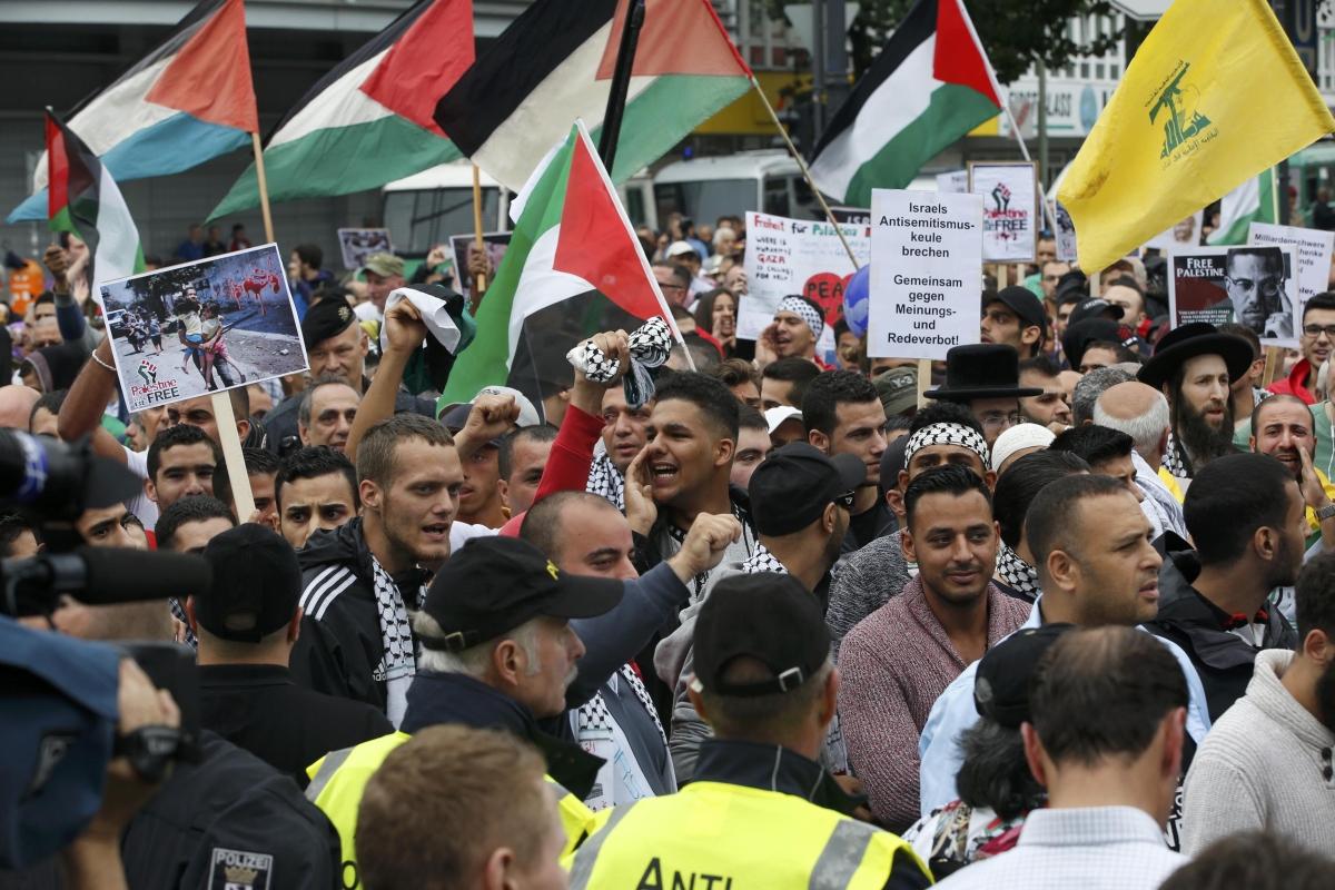 Manifestantes em Berlim cantaram mensagens como "Israel, assassino de crianças" e "Detenham o genocídio" | Reuters/Fabrizio Bensch