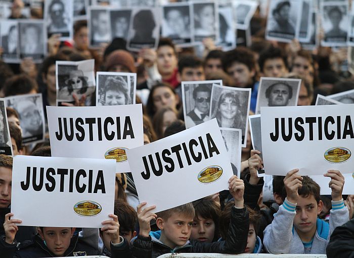 Ativistas, familiares e amigos das vítimas do atentado a bomba que matou 85 pessoas em Buenos Aires há 20 anos cobram agilidade nas investigações do crime | Silvina Frydlewsky / EFE