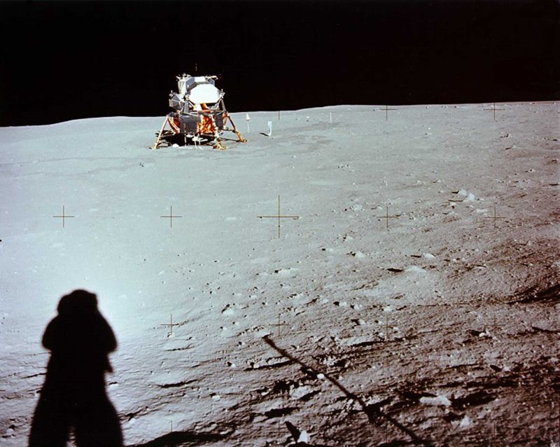 Astronauta Neil Armstrong, da Apollo 11, fotografando a própria sombra projetada na superfície da Lua, em julho de 1969 | Nasa/Reuters
