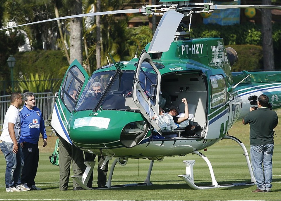 Neymar foi transportado neste sábado para o Guarujá, onde seguirá o tratamento para a fratura em vértebra da coluna lombar | Hugo Harada / Gazeta do Povo