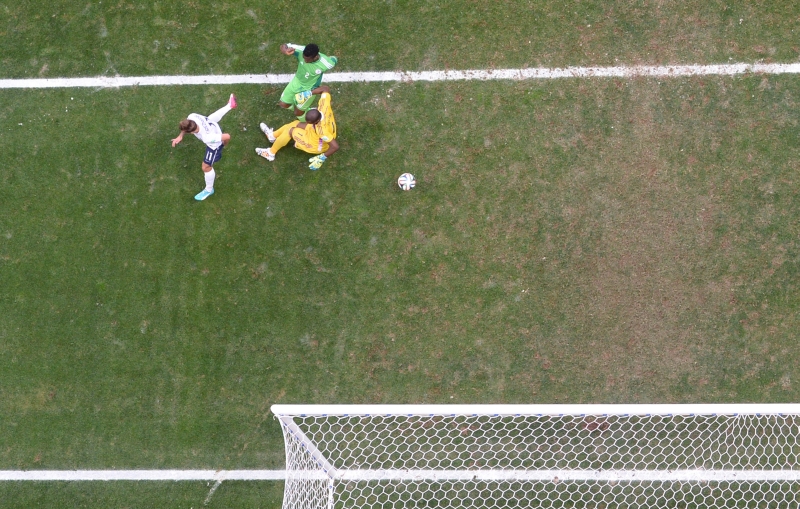 Cruzamento da direita, Griezmann força a jogada em cima de Enyeama e Yobo, que acaba desviando contra a própria meta | François Xavier Marit/ AFP