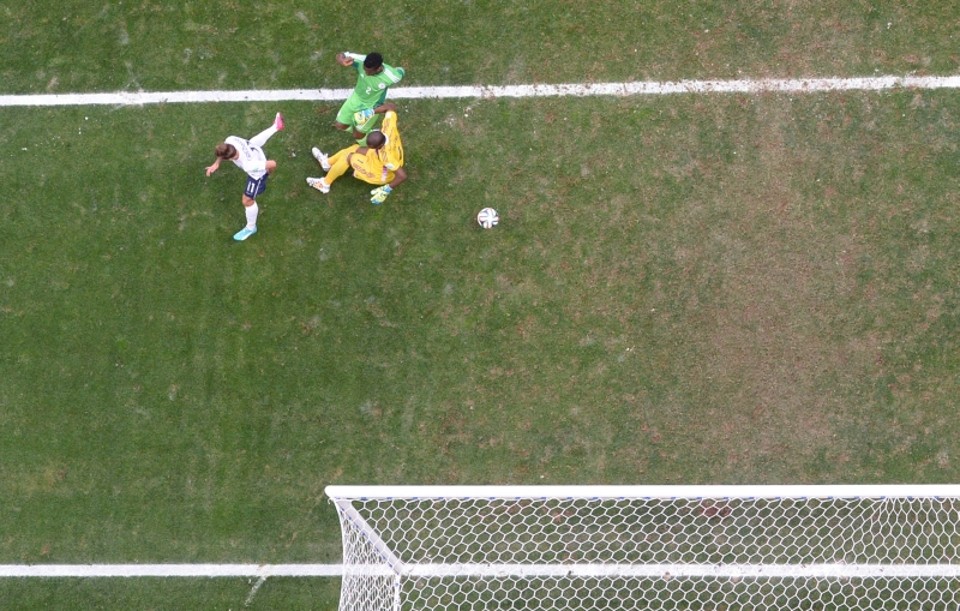 Cruzamento da direita, Griezmann força a jogada em cima de Enyeama e Yobo, que acaba desviando contra a própria meta | François Xavier Marit/ AFP