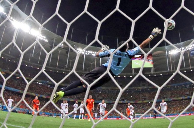 Goleiro Navas defende ataque holandês |