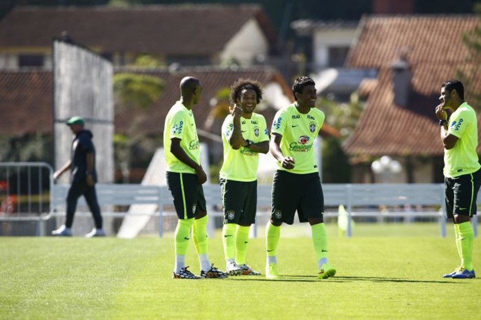 Fernandinho, Marcelo, Paulinho e Hulk durante treino da seleção brasileira nesta quarta (2) | Hugo Harada/Gazeta do Povo