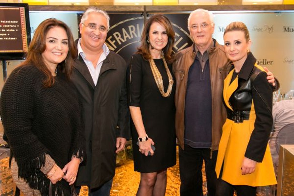 A enóloga e sommelière Sonia Petri (com colar dourado) vai conduzir as quatro degustações da Confraria Mueller, Vinhos e Sabores, no Piso Cinemas do Shopping Mueller. A primeira, para convidados, foi nesta terça-feira. Com ela na foto, o casal Alessandra e Waldomiro Fávero (à esq.), Laércio Werneck, e Melissa Barbosa, respectivamente diretor e gerente de marketing do shopping | Naideron Jr.