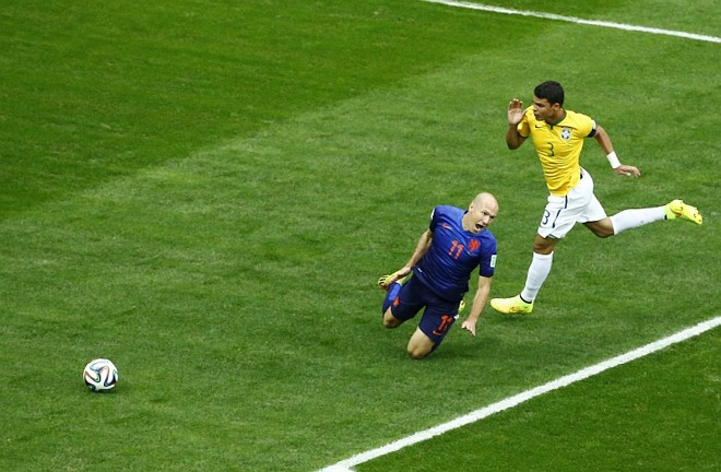 Robben cai dentro da área após sofrer falta fora dela. O árbitro marcou pênalti |