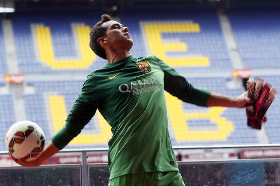 Claudio Bravo na apresentação como o novo goleiro do Barcelona no Camp Nou | Reuters