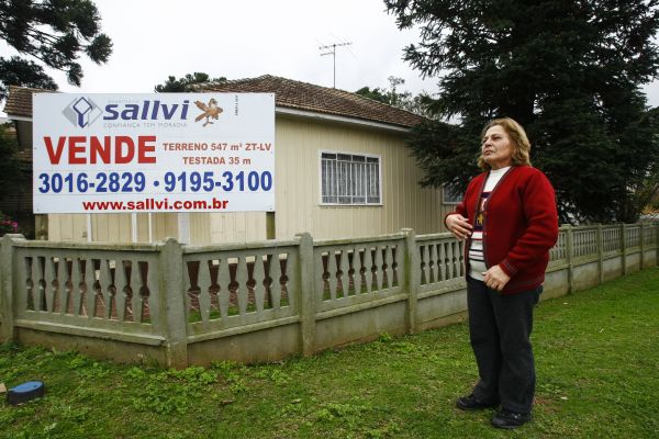 Minha filha casou, minha irmã se mudou para um apartamento e fica ruim morar sozinha com minha mãe. Vamos para apartamento também. Muda tudo. A maioria é escritório, comércio, tem pouco morador.Silmara Fátima Olinski , manicure e moradora do Prado Velho. | André Rodrigues/ Gazeta do Povo