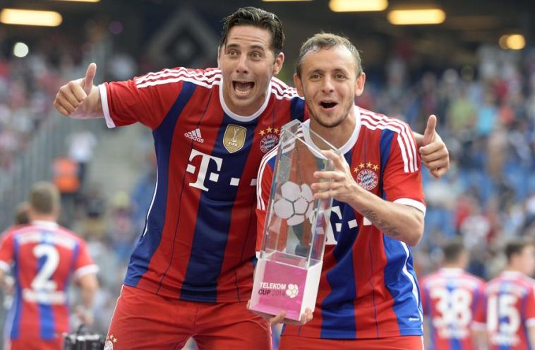 Peruano Pizarro e brasileiro Rafinha, do Bayern de Munique, comemoram com a taça da Copa Telekom | Fabian Bimmer / Reuters
