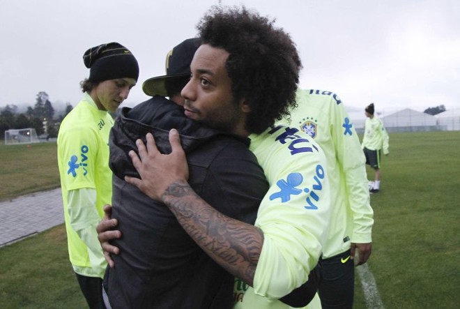 Neymar abraça o lateral Marcelo na volta à Granja Comary |