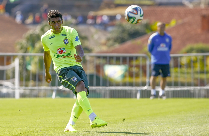 Paulinho deve formar a dupla de volantes com Fernandinho contra a Colômbia | Hugo Harada, enviado especial/ Gazeta do Povo