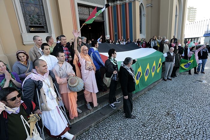 Manifestação foi marcada pela rede social facebook. Mais de mil pessoas estiveram presentes | Cesar Machado / Agência de Notícias Gazeta do Povo