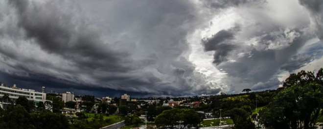 Curitibanos passaram dois terços do ano de 2013 com dias chuvosos ou debaixo de nuvens | Daniel Castellano/ Gazeta do Povo