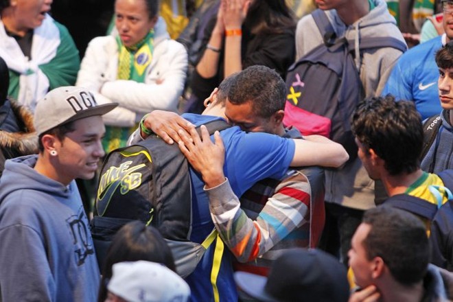 Torcedores na Pedreira Paulo Leminski sofrem com a goleada sofrida pelo Brasil para a Alemanha | 