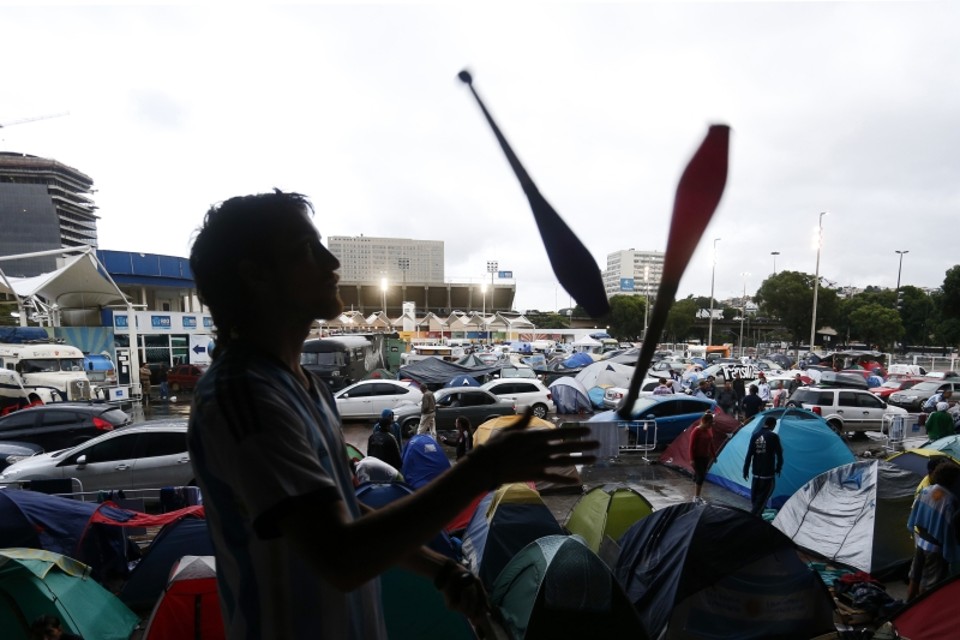Argentino faz malabares no acampamento improvisado no Terreirão do Samba, no Centro do Rio | Albari Rosa, enviado especial/ Gazeta do Povo