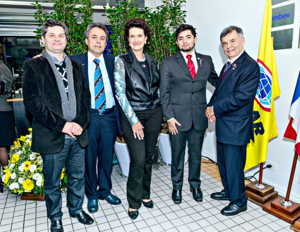 No coquetel em comemoração à Data Nacional da França, no último dia 17, na Apolar Imóveis, os anfitriões Joseph, Jean-Michel e Jean-Daniel Galiano (pai, filho e neto) com a diretora da Casa Cor Paraná, Marina Nessi, e o consultor Ernani Resende (ambos ao centro) | Mauro Campos