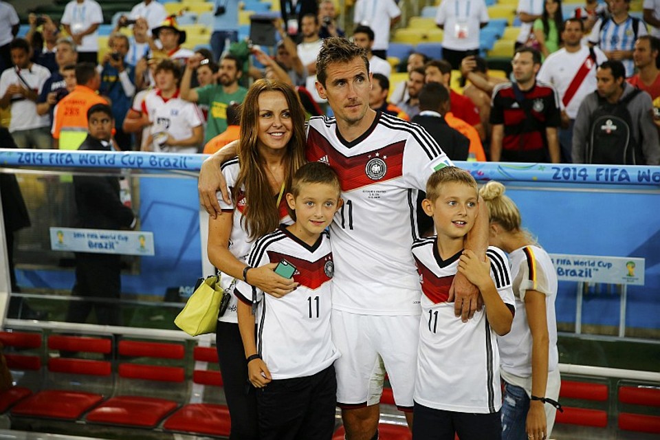 Klose com a mulher e os filhos gêmeos: atacante recordista está em dúvidas se joga ou não mais dois anos pela Alemanha | Reuters
