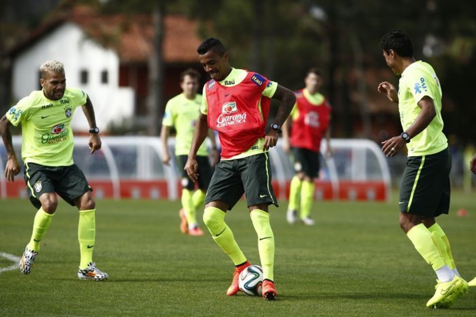 Luiz Gustavo domina a bola com a marcação de Paulinho e Daniel Alves | Hugo Harada/Gazeta do Povo
