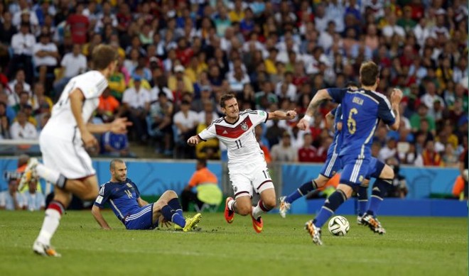 Mascherano faz falta em Klose e recebe amarelo |