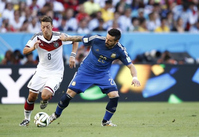O alemão Ozil dribla o argentino Lavezzi |