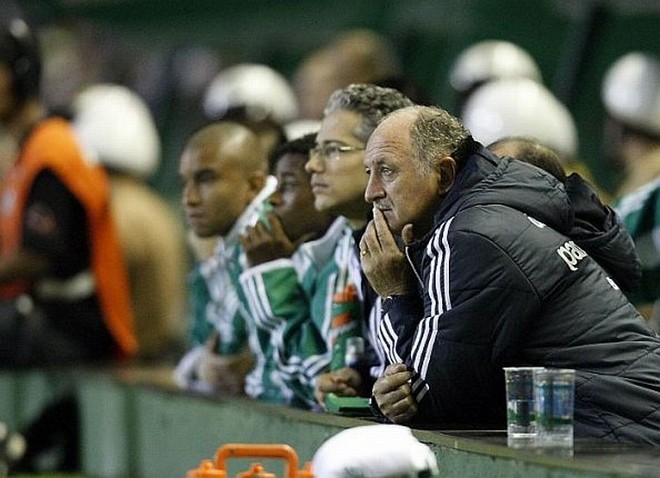 2011  Seis no Couto:Treinando o Palmeiras, o técnico comandou a equipe em um 6 a 0 aplicado pelo Coritiba no Couto Pereira, sendo quatro gols apenas no primeiro tempo. O resultado construído com gols de seis jogadores fez o técnico balançar e adiou o sonho de vencer a Copa do Brasil com o time paulista. | 