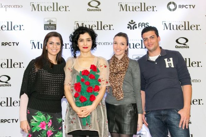 A atriz Letícia Sabatella participou da sessão especial do curta O Balé da Chuva, estrelado por ela, anteontem no Shopping Mueller. A plateia foi formada por crianças assistidas pela Fundação de Ação Social de Curitiba. Com ela na foto, Michelle Cirqueira (à esq.), Juliana Grapiuna e Ciro Gonçalves, da equipe de marketing do shopping | 