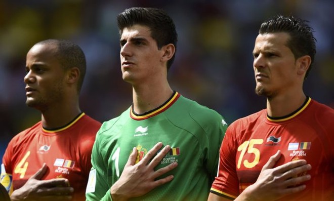 Kompany, Courtois e Van Buyten cantam o hino da Bélgica antes do confronto com a Argentina |