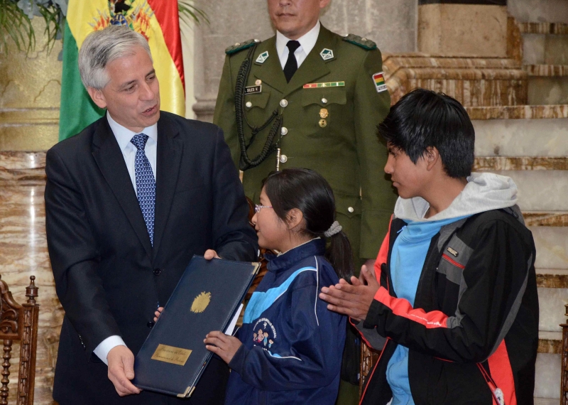 Álvaro Linera, vice-presidente da Bolívia, aprova o novo código da criança e do adolescente | Agencia Boliviana de Información/Efe