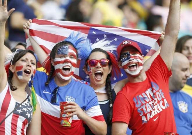 Fãs dos Estados Unidos torcem durante partida contra a Bélgica |