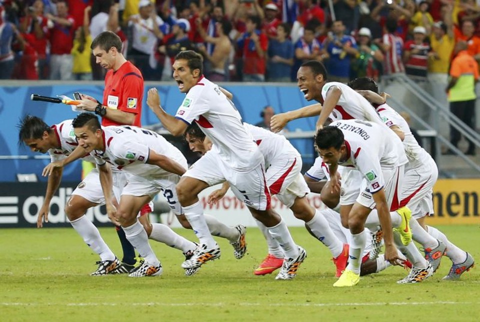 Jogadores comemoram classificação da Costa Rica sobre a Grécia | REUTERS/Yves Herman