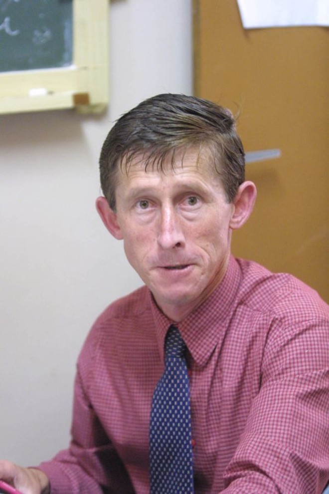 Professor Piva Nome completo: Luiz Romeiro Piva Naturalidade: Tuneiras do Oeste (PR) Formação: Ciências Sociais (UFPR) Partido: PSol Biografia: Já participou do pleito em 2010, também pelo PSol. Tem 52 anos e é professor do ensino médio em Almirante Tamandaré, na Região Metropolitana de Curitiba, onde vive. Foi militante do PT desde a década de 70 e atuou nas pastorais de igrejas e no MST. Deixou o PT em 2007, e em 2008 foi candidato à prefeitura de Almirante Tamandaré, atingindo 12% dos votos. | 