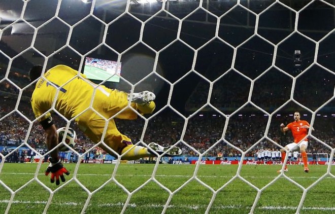 Romero defende pênalti na semifinal com a Holanda | 