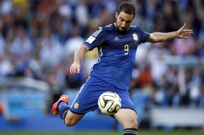 Higuaín perde gol feito |