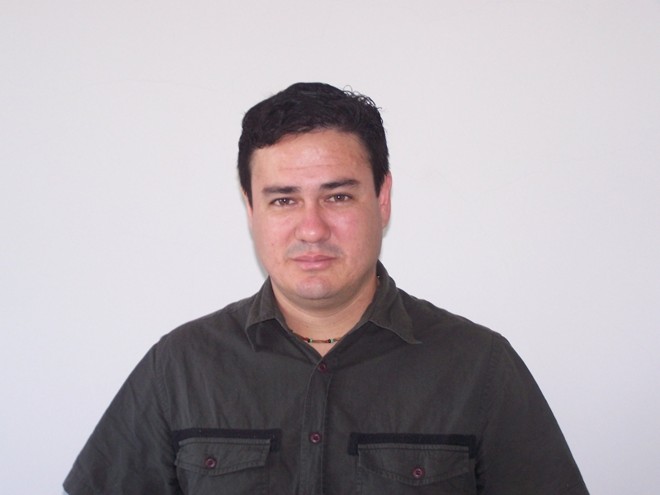 Rodrigo Tomazini Nome completo: Rodrigo Tomazini Dias Naturalidade: Botucatu (SP) Formação: Ensino Médio Idade: 36 anos Partido: PSTU Biografia: Rodrigo Tomazini vive em Sarandi, no Norte do Paraná, e iniciou sua carreira política no movimento estudantil. Foi candidato a deputado estadual pelo partido em 2010 e, por trabalhar no setor da educação, tem atuação voltada à busca da educação pública de qualidade. Limite de gastos da campanha: R$ 25 mil. Estratégias: Para ele, é importante levar propostas aos trabalhadores e à juventude que saiu às ruas nos protestos de 2013. Entre as estratégias estão o contato com o trabalhador nas fábricas e bairros populares, e a divulgação das propostas pelas redes sociais. 