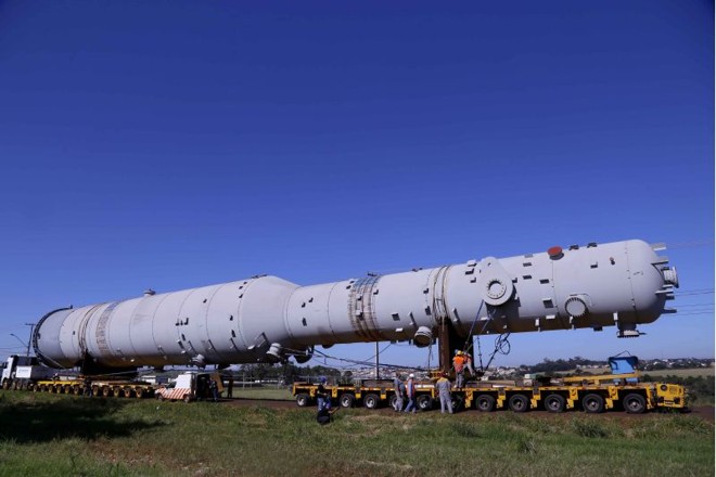 Peças gigantes aguardam para seguir viagem no lago de Itaipu |