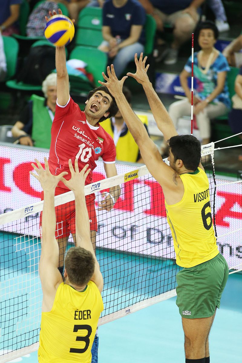 Ghafour, do Irã, vai para cima do bloqueio de Éder e Vissotto | FIVB/Divulgação
