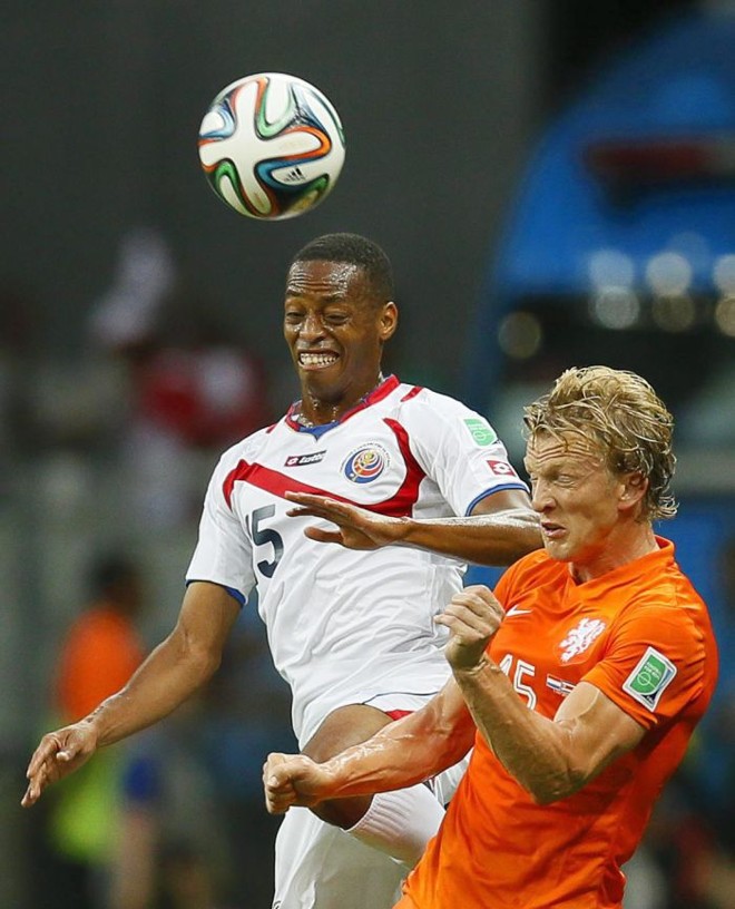 Costarriquenho Junior Diaz e holandês Kuyt disputam a bola |
