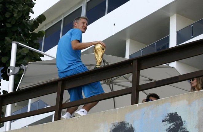 Schweinsteiger com a taça da Copa do Mundo no hotel no Rio antes do embarque a Berlim |