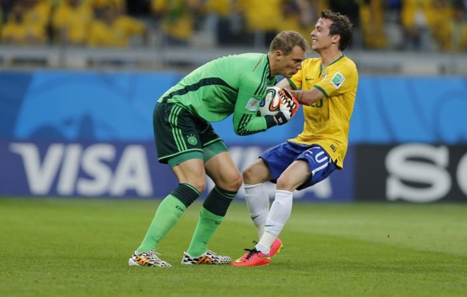 Goleiro Neuer faz defesa ao lado de Bernard | 