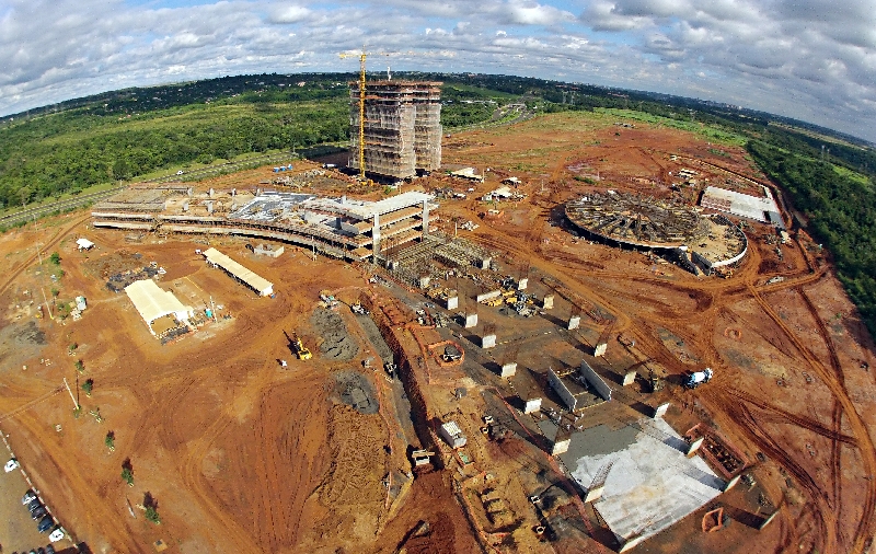 Construção do futuro câmpus da Unila, em Foz do Iguaçu: governo federal investiu R$ 27,5 bilhões em obras no primeiro semestre | Christian Rizzi / Gazeta do Povo