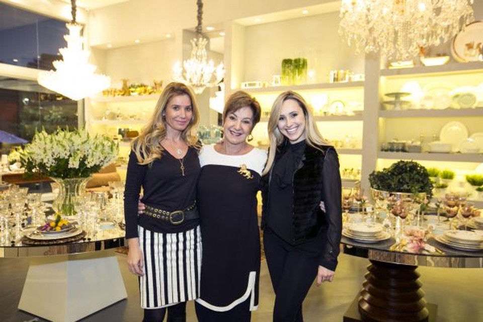 Monica Malucelli do Amaral e sua mãe, Solange Elias (ambas à esq.), sócias da loja de presentes finos Amare, e a gerente administrativa Heloisa Mello no coquetel íntimo de abertura do espaço, na noite de terça-feira, no Batel | Diego Pisante